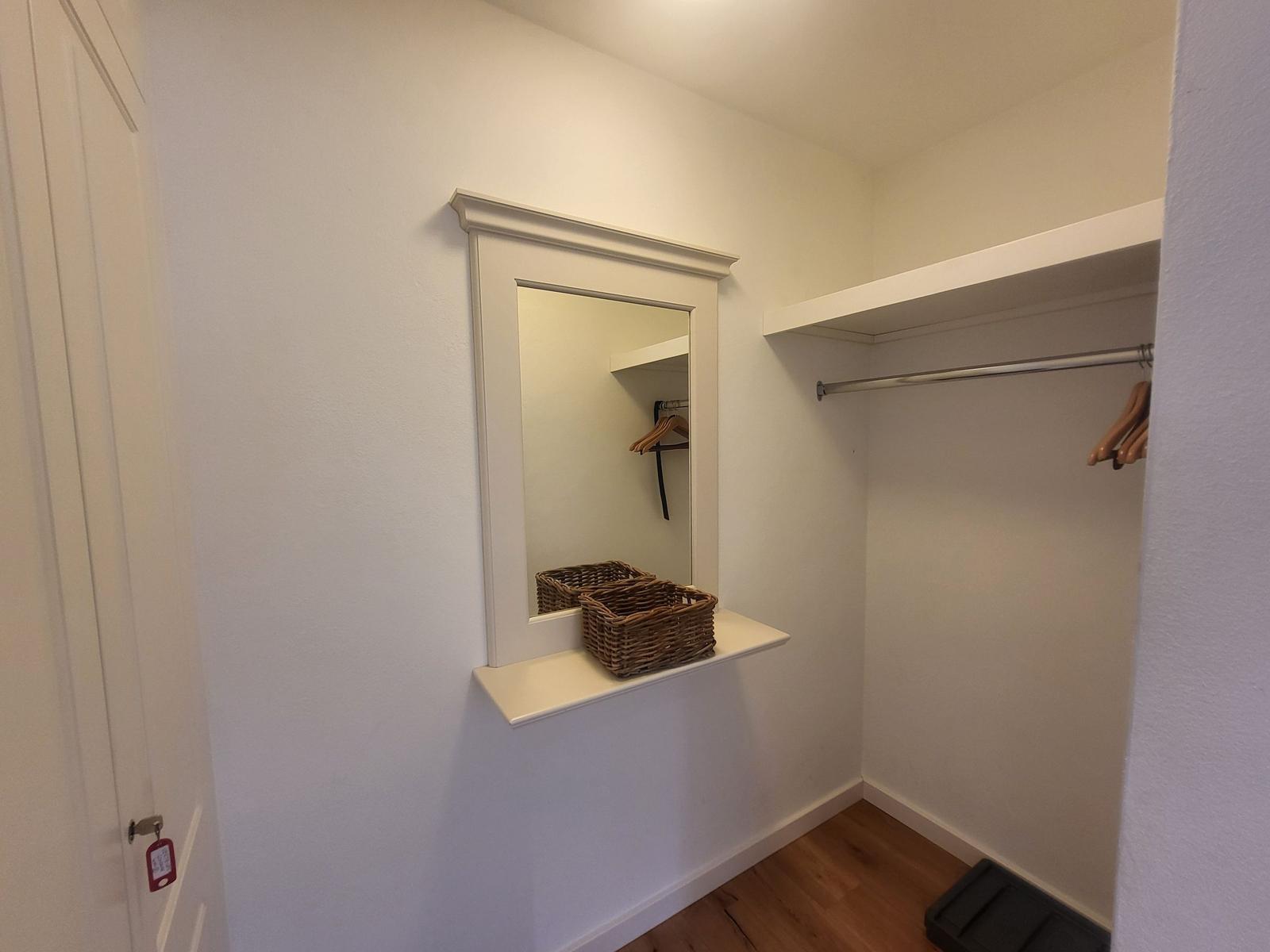 Schrank mit Spiegel, Ablage und Haken