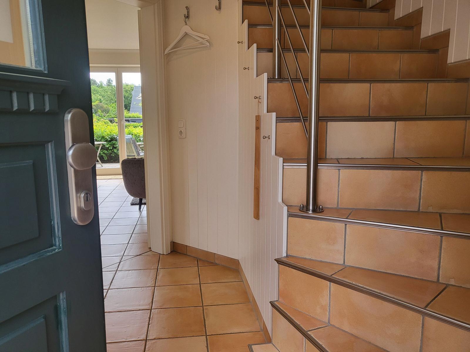 Haus mit Treppe und Tür zum Außenbereich