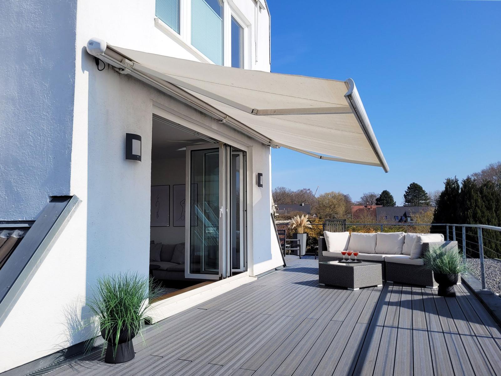 Dachterrasse mit Meerblick und Loungemöbeln