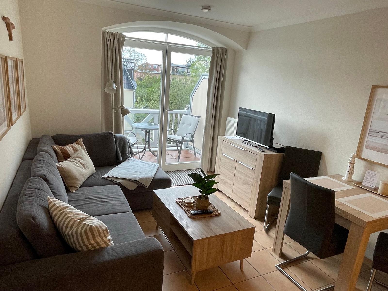 Wohn-Essbereich mit Flatscreen-TV im kbar36, Hermann-Häcker Straße 42a, Apartment-Residenz Ostseestrand in Kühlungsborn