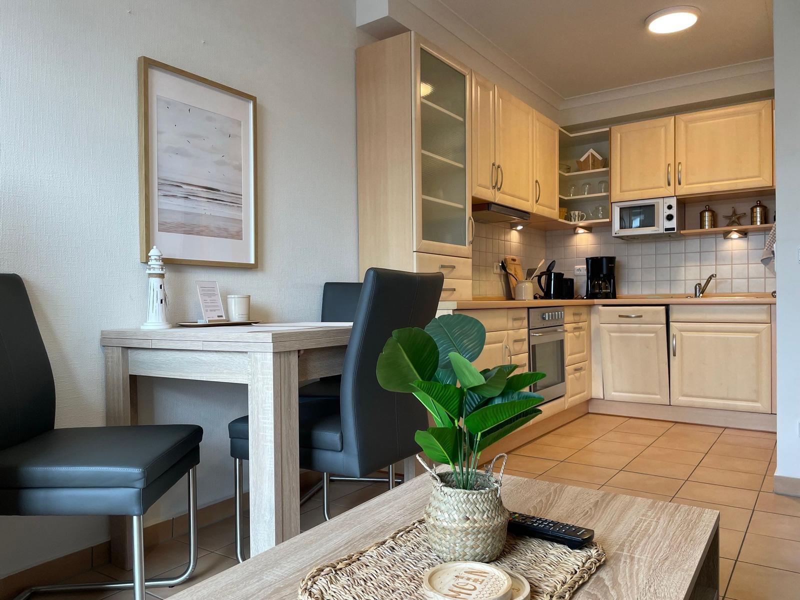 Küchenzeile mit Esstisch im kbar36, Hermann-Häcker Straße 42a, Apartment-Residenz Ostseestrand in Kühlungsborn