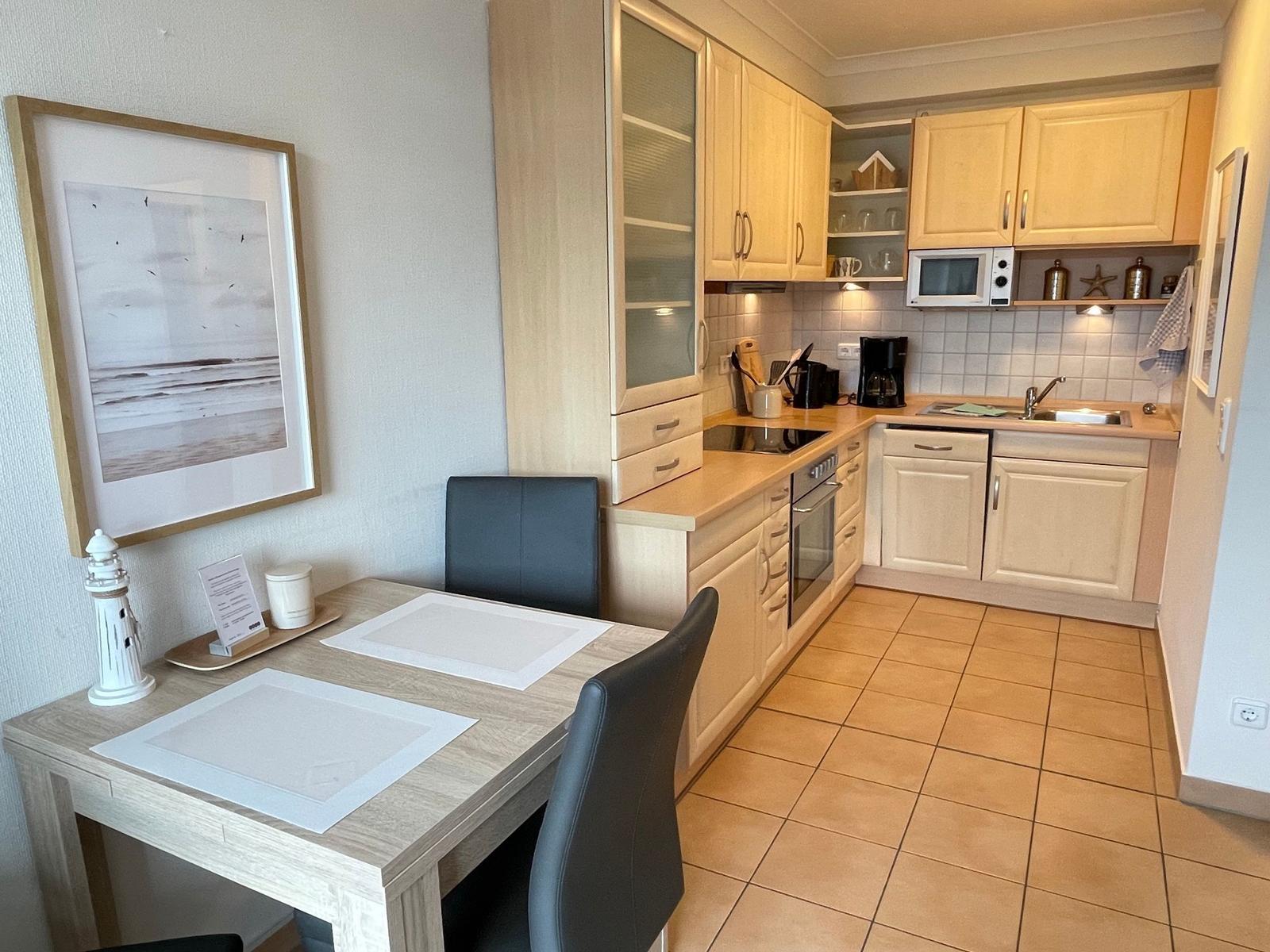 Küchenzeile mit Backofen im kbar36, Hermann-Häcker Straße 42a, Apartment-Residenz Ostseestrand in Kühlungsborn