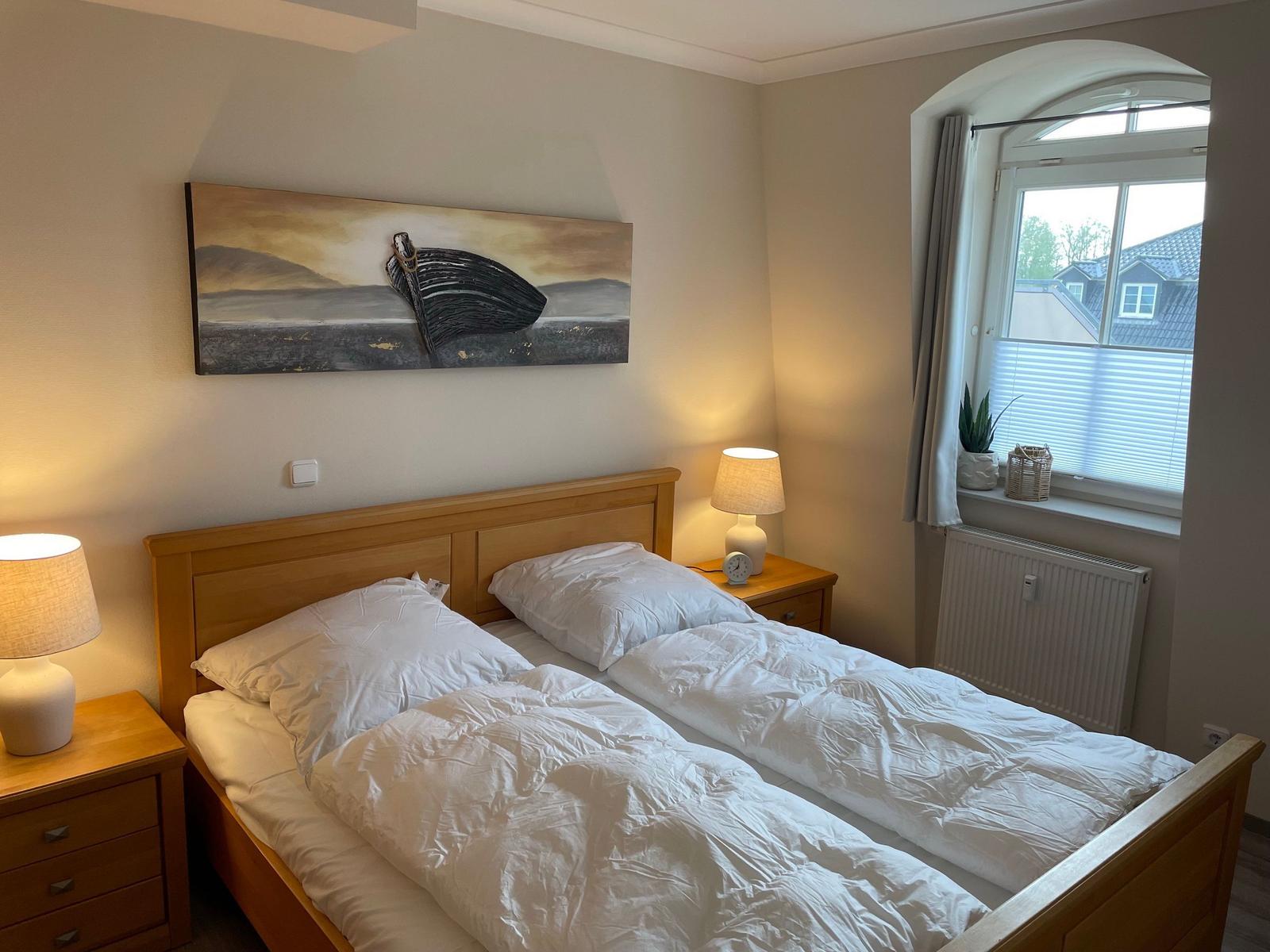 Schlafzimmer mit Doppelbett im kbar36, Hermann-Häcker Straße 42a, Apartment-Residenz Ostseestrand in Kühlungsborn