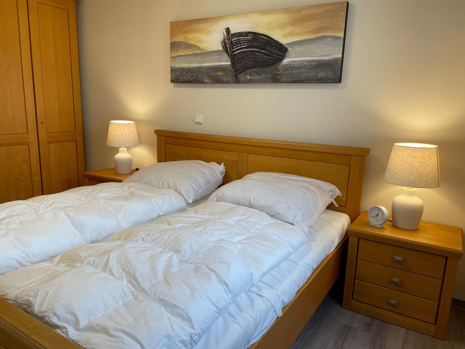 Schlafzimmer mit Doppelbett im kbar36, Hermann-Häcker Straße 42a, Apartment-Residenz Ostseestrand in Kühlungsborn