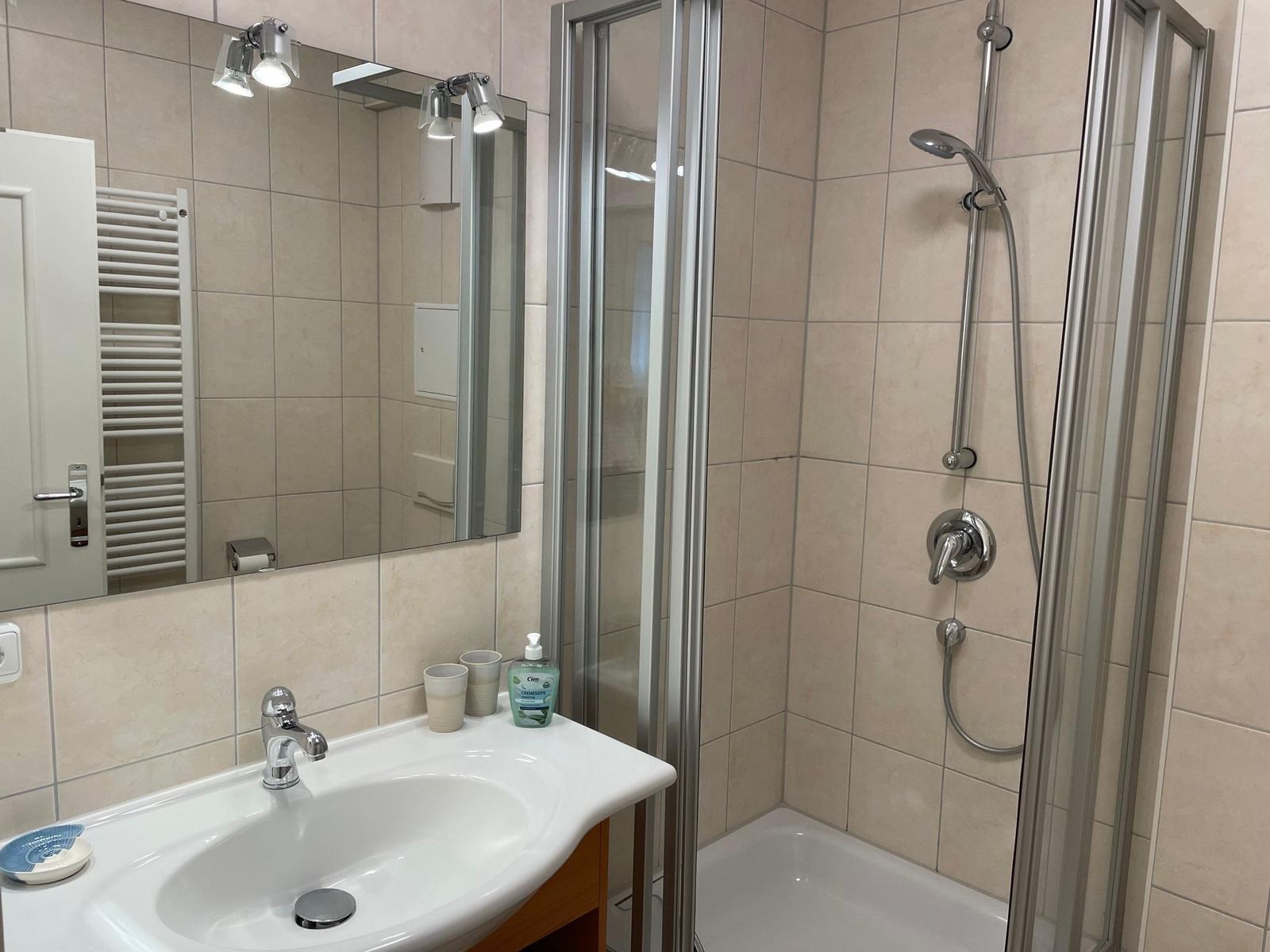Badezimmer mit Dusche im kbar36, Hermann-Häcker Straße 42a, Apartment-Residenz Ostseestrand in Kühlungsborn