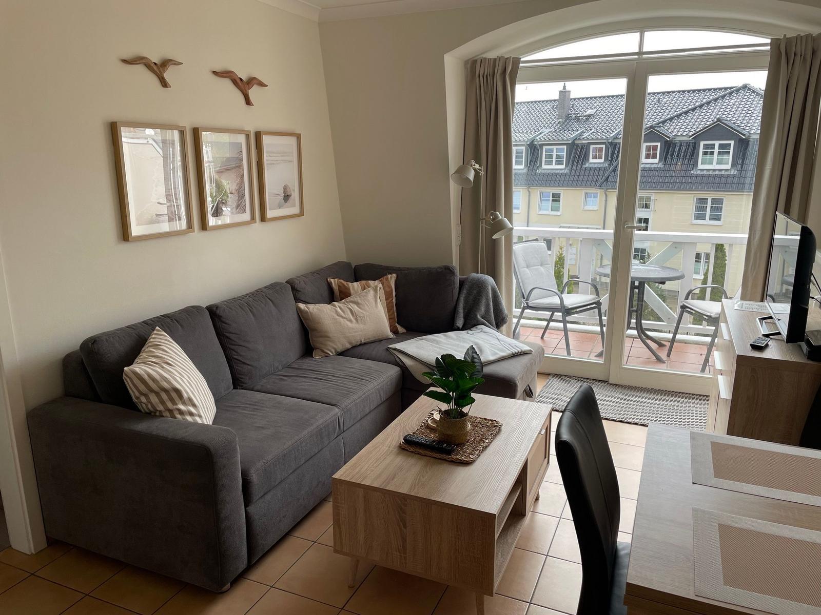 Wohn-Essbereich mit Couch im kbar36, Hermann-Häcker Straße 42a, Apartment-Residenz Ostseestrand in Kühlungsborn