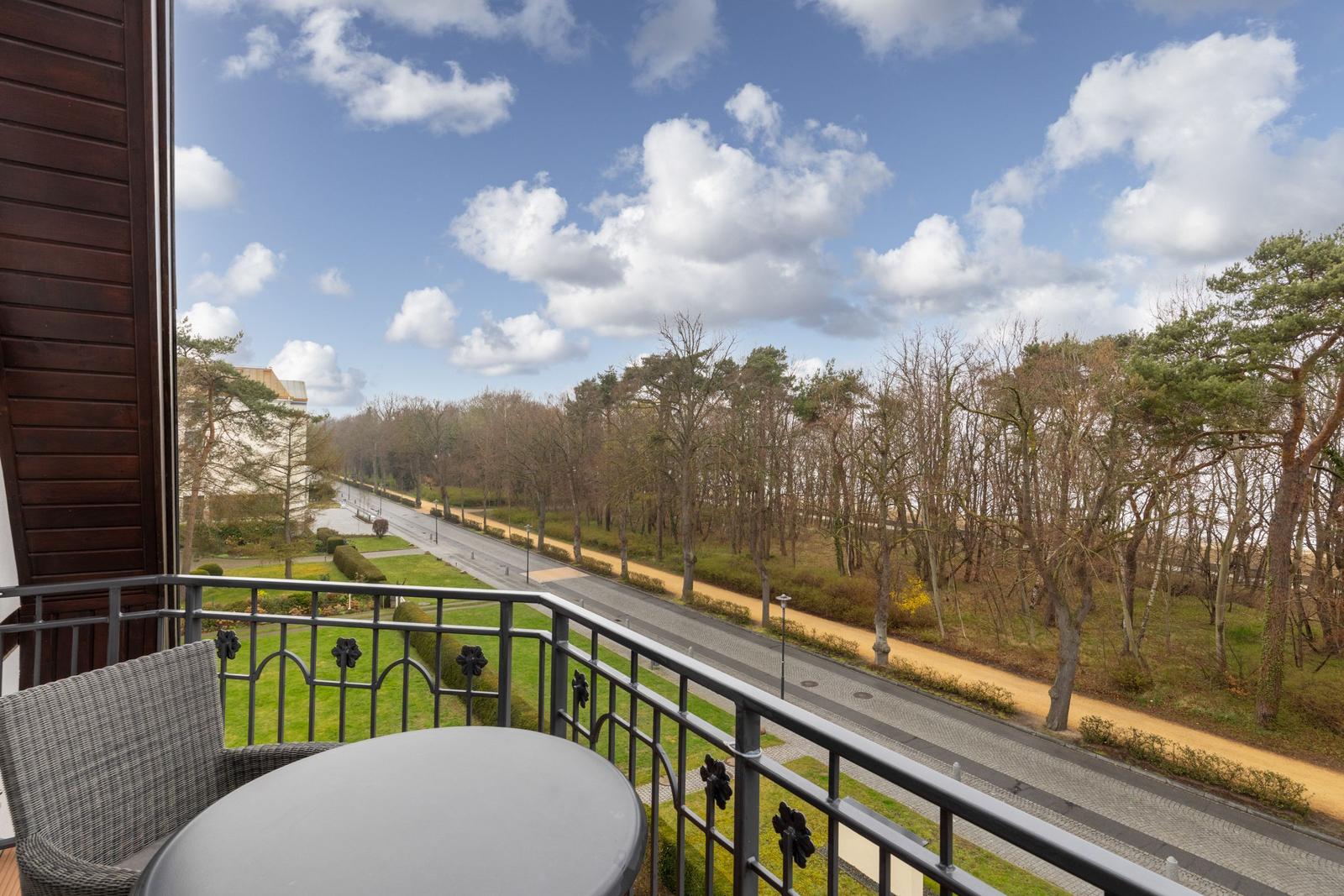 Balkon mit Gartenmöbeln im kbvl14, Villa Löwenstein, Ostseeallee 27 in Kühlungsborn