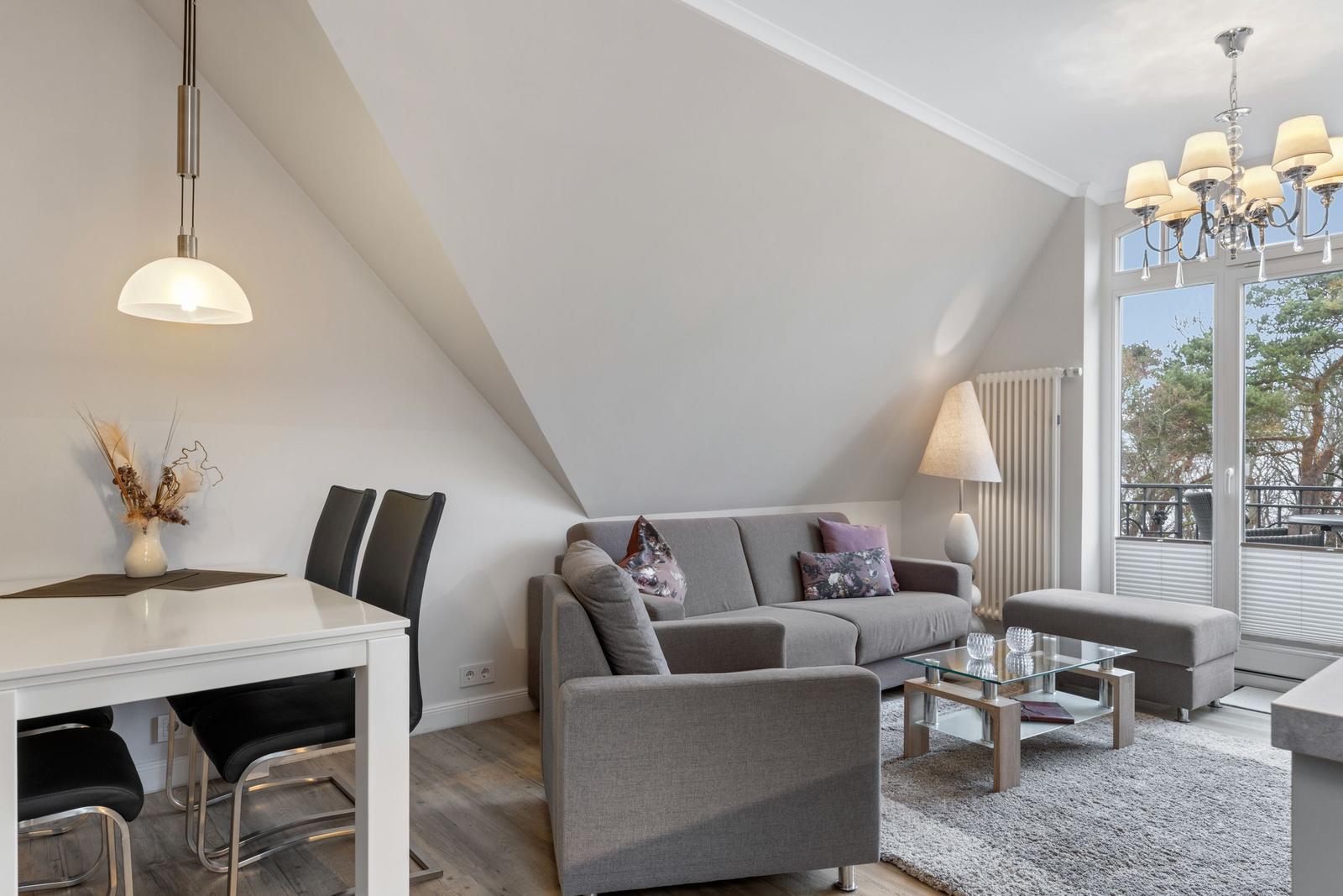 Wohn-Essbereich mit Couch im kbvl14, Villa Löwenstein, Ostseeallee 27 in Kühlungsborn
