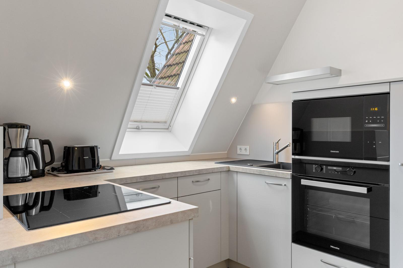 Küchenzeile mit Backofen im kbvl14, Villa Löwenstein, Ostseeallee 27 Kühlungsborn