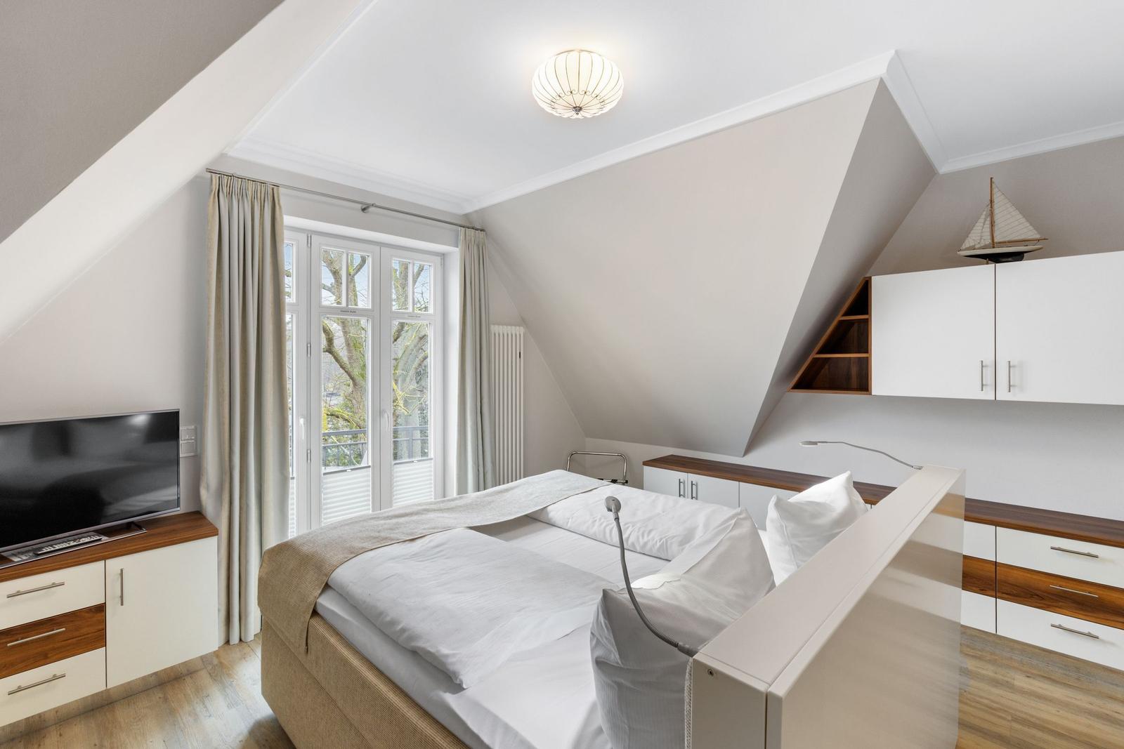 Schlafzimmer mit Doppelbett im kbvl14, Villa Löwenstein, Ostseeallee 27 in Kühlungsborn