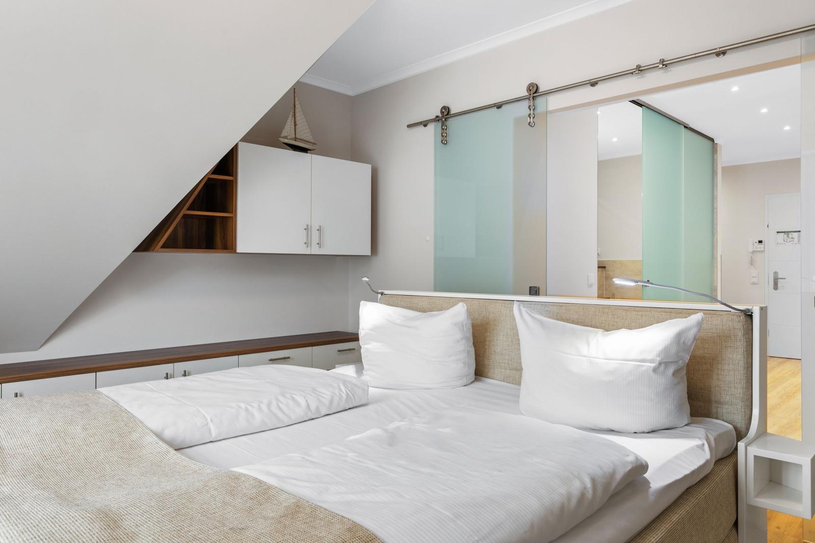 Schlafzimmer mit Doppelbett im kbvl14, Villa Löwenstein, Ostseeallee 27 in Kühlungsborn