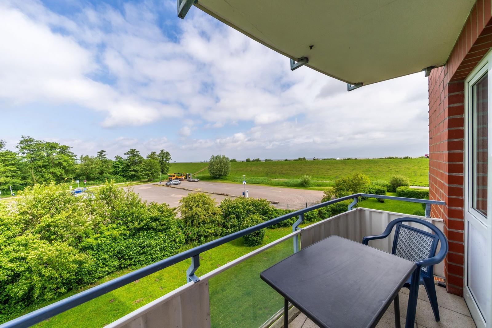 Balkon mit Gartenmöbeln im sihi220, Hus Inselkieker, Mellumweg 6b in Schillig