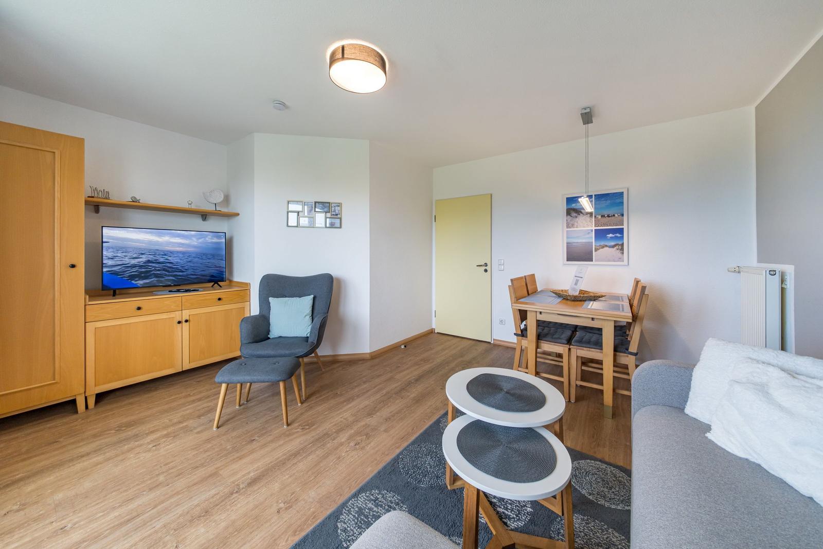 Wohn-Essbereich mit Flatscreen-TV im sihi220, Hus Inselkieker, Mellumweg 6b in Schillig