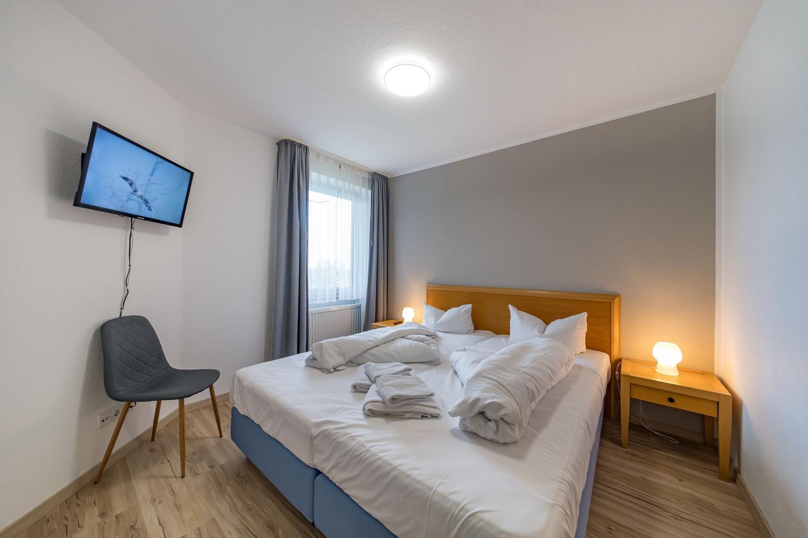 Schlafzimmer mit Doppelbett im sihi220, Hus Inselkieker, Mellumweg 6b in Schillig
