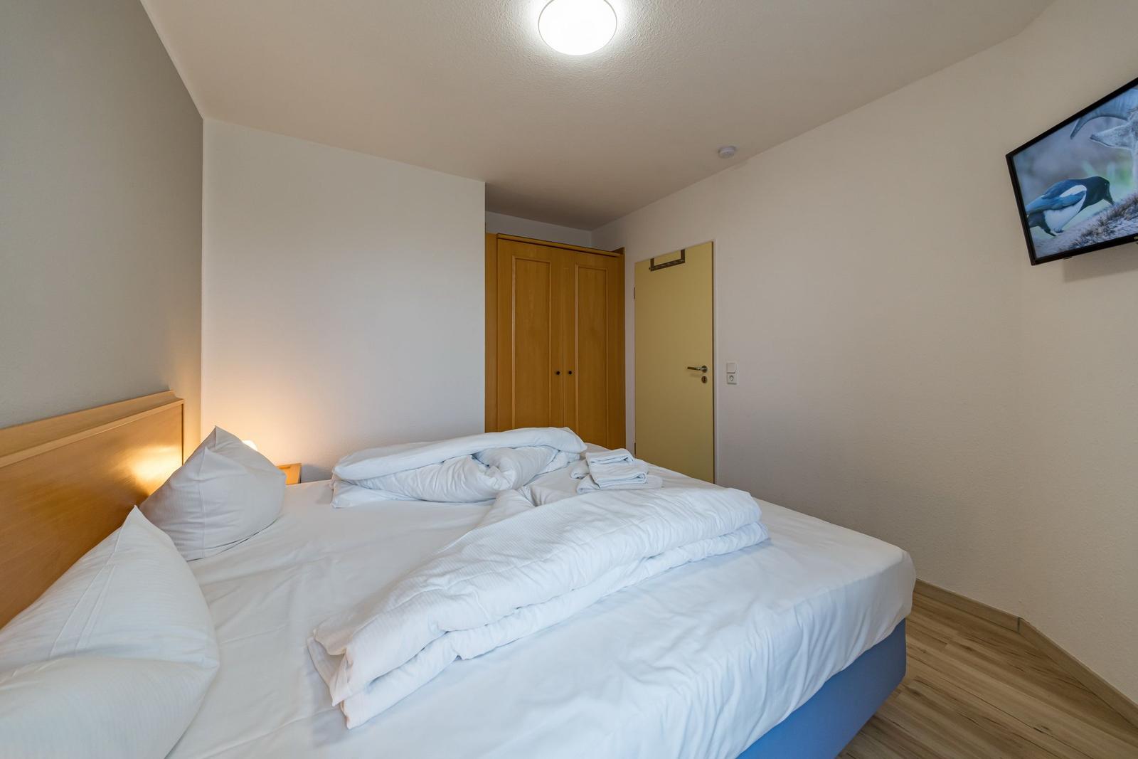 Schlafzimmer mit Flatscreen-TV im sihi220, Hus Inselkieker, Mellumweg 6b in Schillig