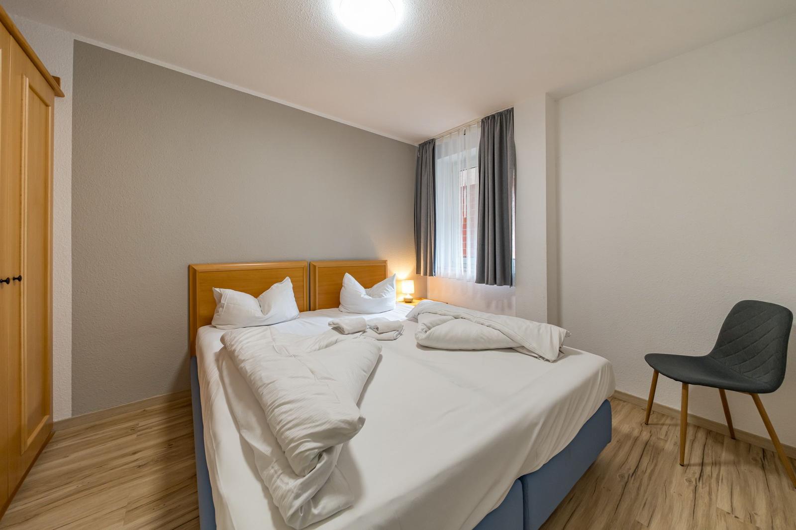 Schlafzimmer mit Kleiderschrank im sihi220, Hus Inselkieker, Mellumweg 6b in Schillig