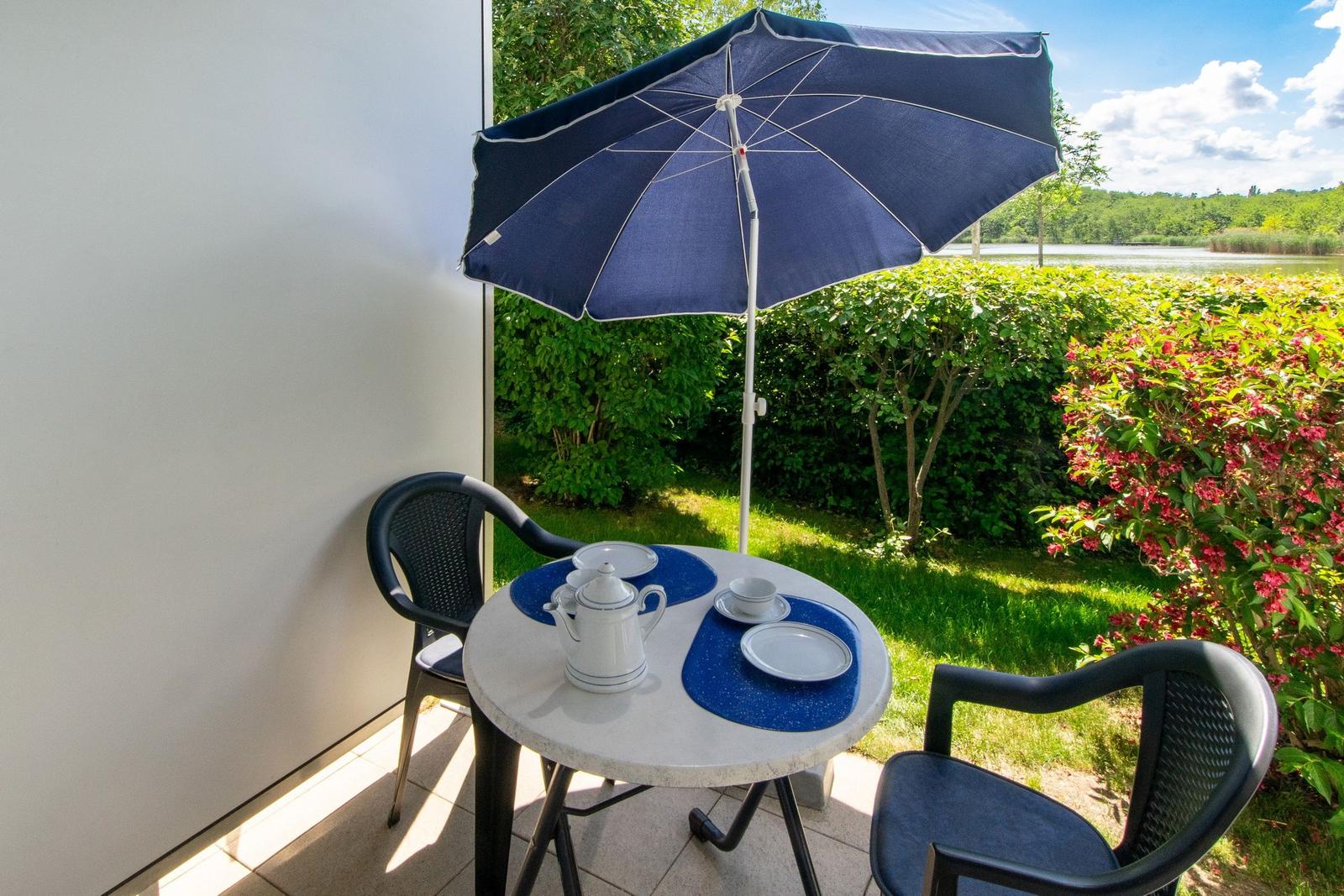 Terrasse mit Sonnenschirm im ussf102, Seehof 102,Strandpromenade 9-10 auf Usedom