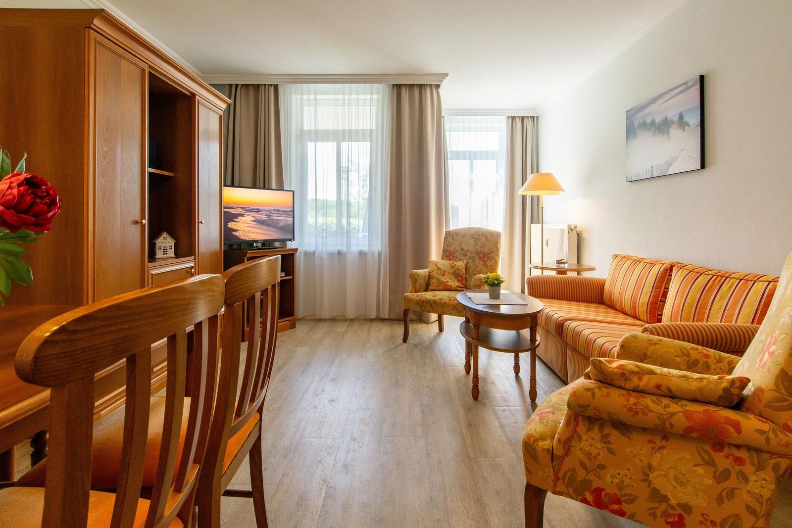 Wohn-Essbereich mit Couch im ussf102, Seehof 102,Strandpromenade 9-10 auf Usedom