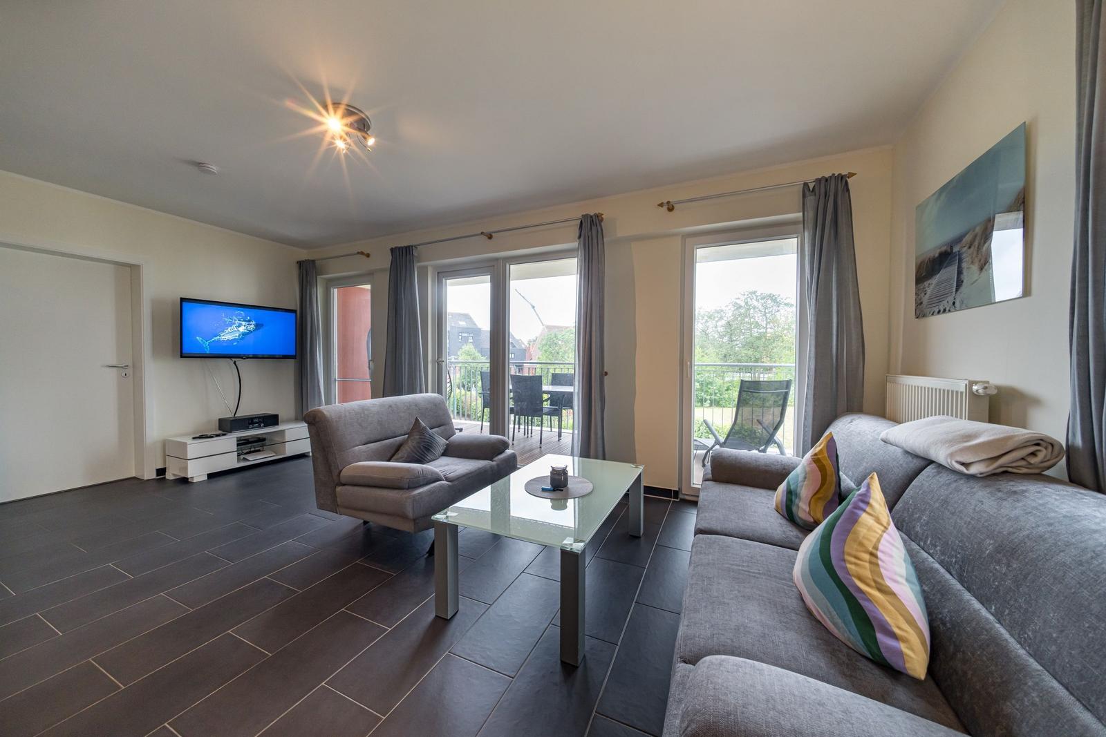 Wohn-Essbereich mit Couch im sinf51-1-S, Nordsee-Resort Friesland, Mellumweg 1 in Schillig