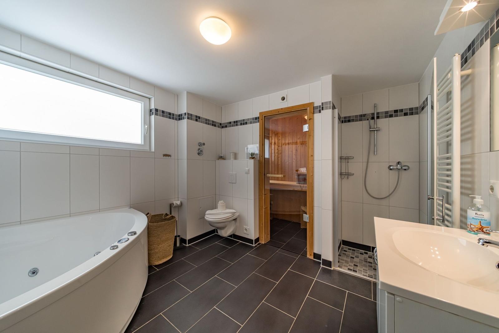 Badezimmer mit Saunabereich im sinf51-1-S, Nordsee-Resort Friesland, Mellumweg 1 in Schillig
