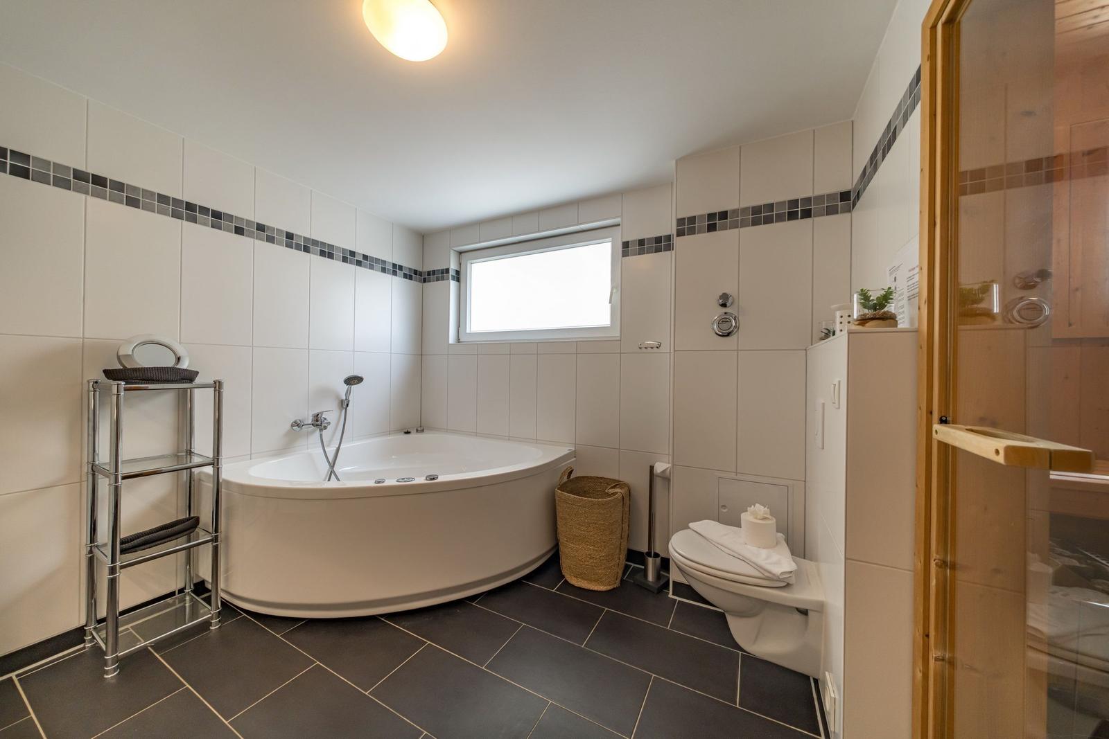 Badezimmer mit Badewanne im sinf51-1-S, Nordsee-Resort Friesland, Mellumweg 1 in Schillig