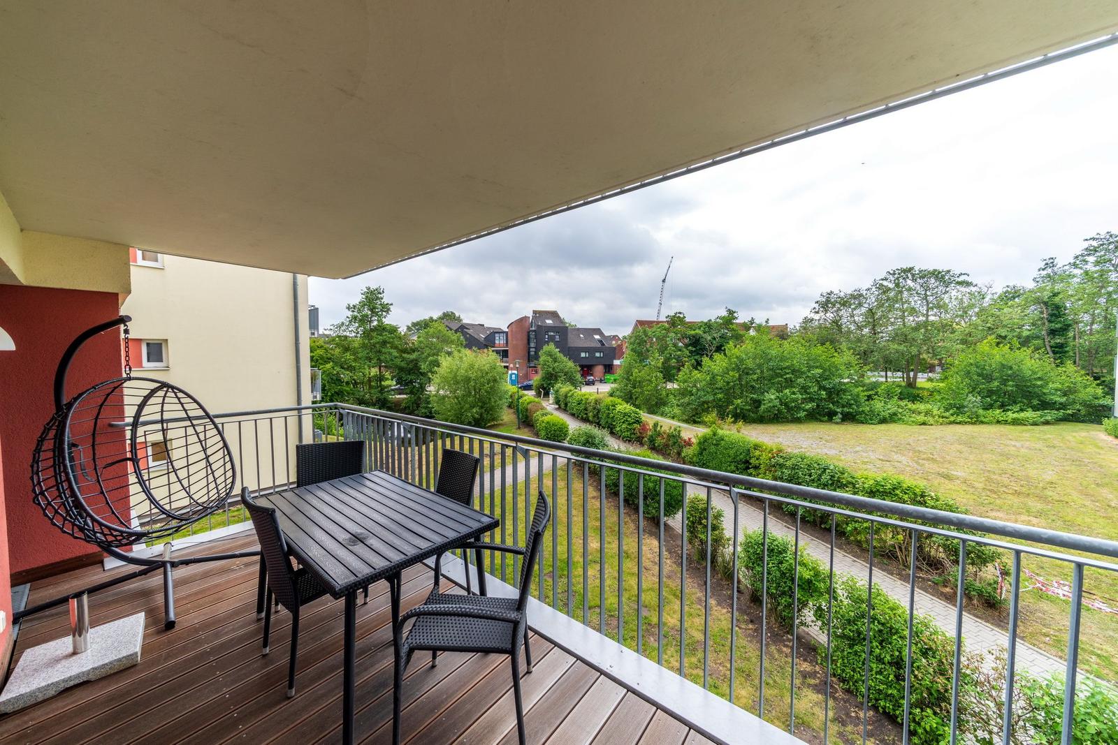 Balkon mit Gartenmöbeln im sinf51-1-S, Nordsee-Resort Friesland, Mellumweg 1 in Schillig