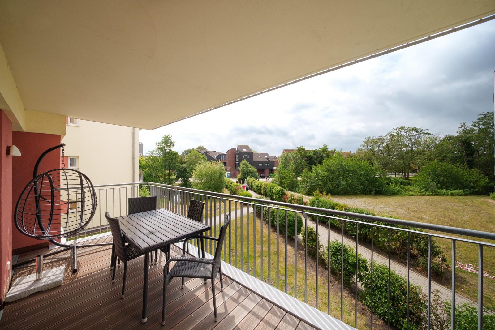 Balkon mit Hängestuhl im sinf51-1-S, Nordsee-Resort Friesland, Mellumweg 1 in Schillig