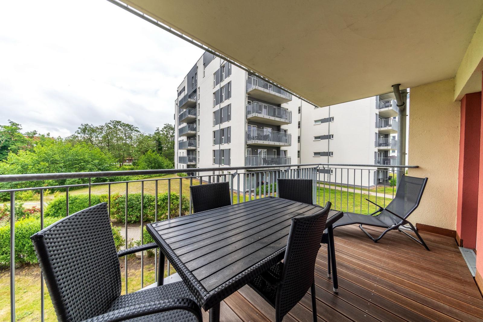 Balkon mit Sitzgelegenheiten im sinf51-1-S, Nordsee-Resort Friesland, Mellumweg 1 in Schillig