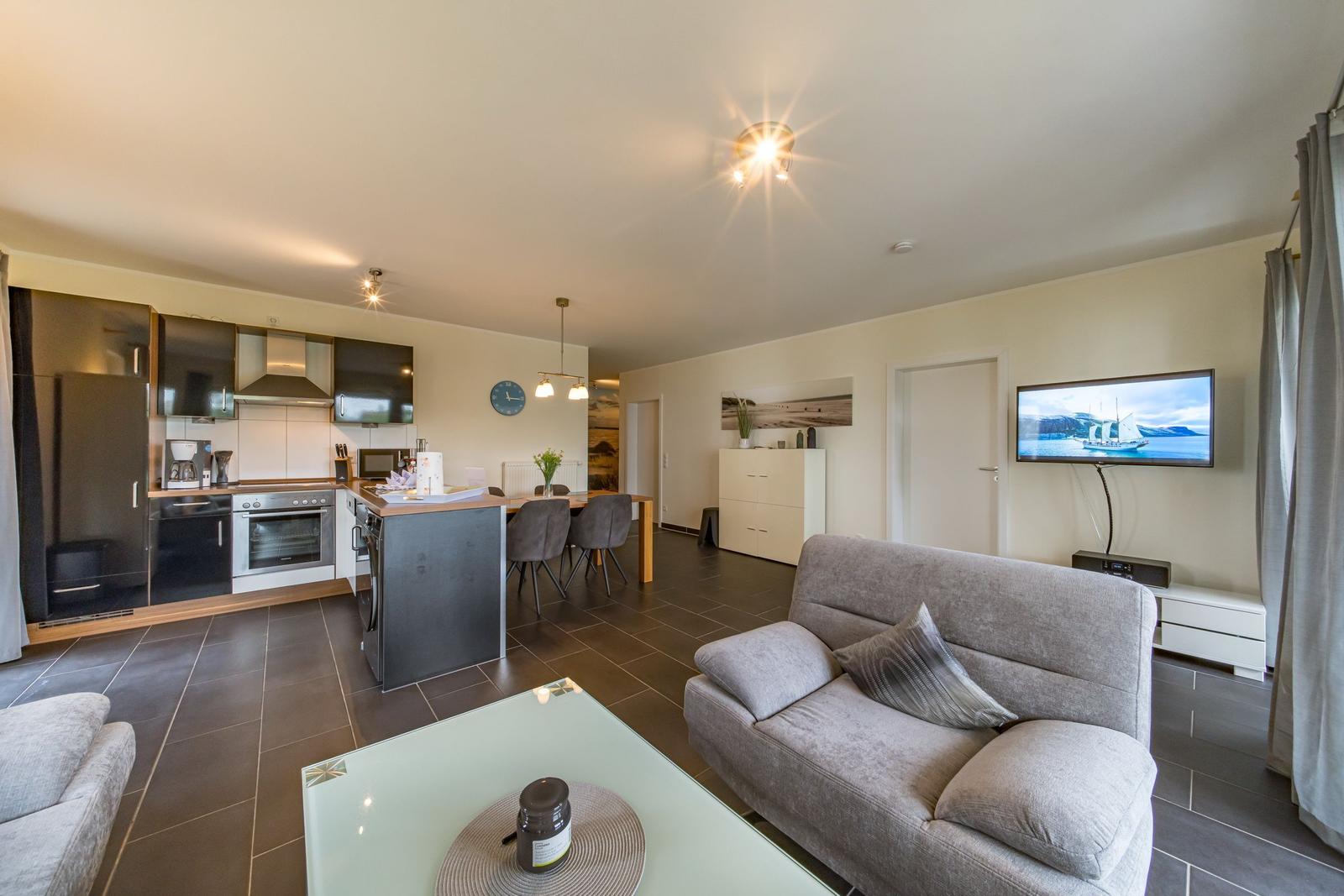 Wohn-Essbereich mit Flatscreen-TV im sinf51-1-S, Nordsee-Resort Friesland, Mellumweg 1 in Schillig