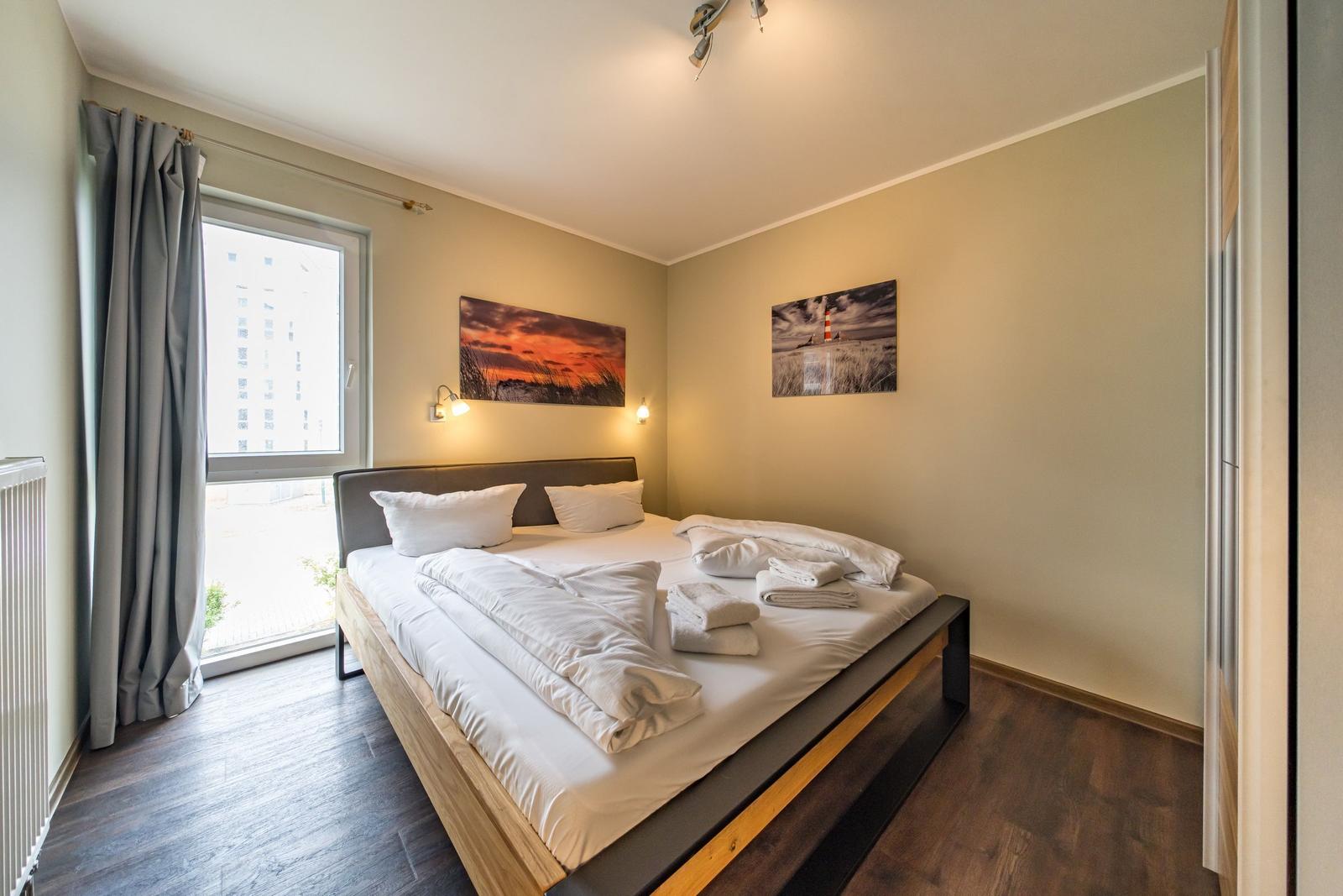 Erstes Schlafzimmer mit Doppelbett im sinf51-1-S, Nordsee-Resort Friesland, Mellumweg 1 in Schillig