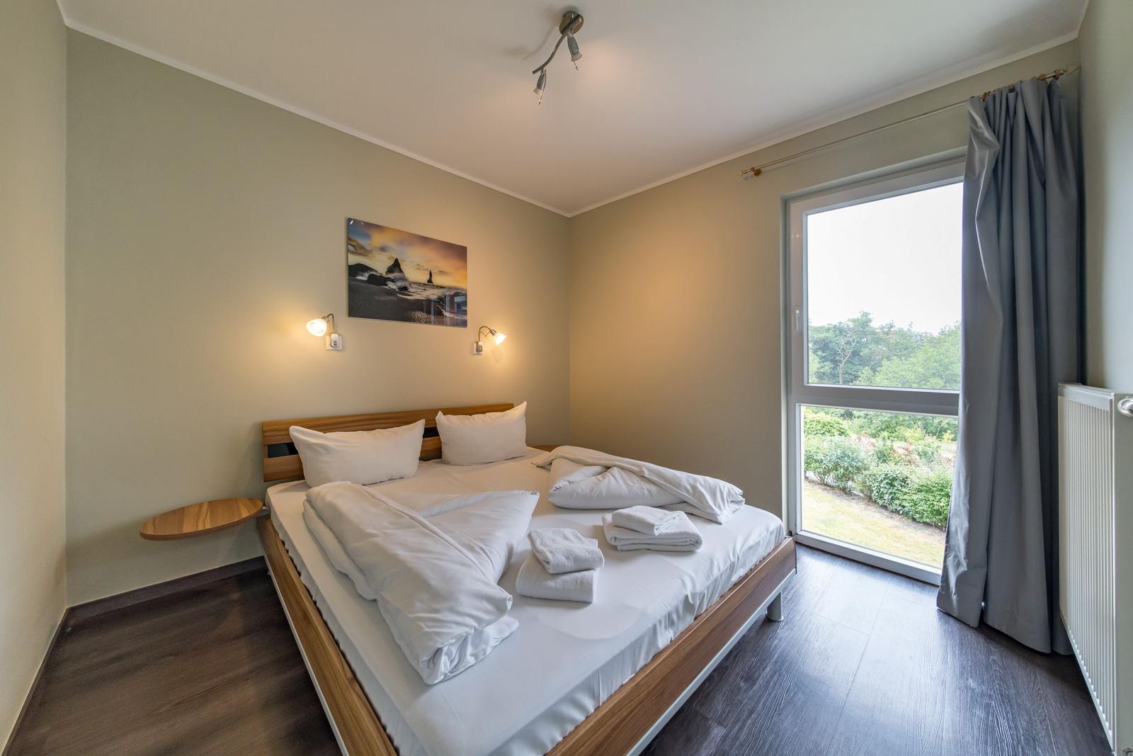 Zweites Schlafzimmer mit Doppelbett im sinf51-1-S, Nordsee-Resort Friesland, Mellumweg 1 in Schillig