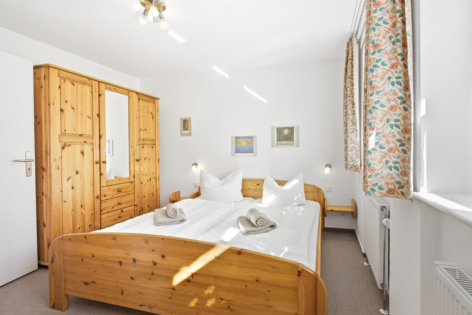 Schlafzimmer mit Doppelbett