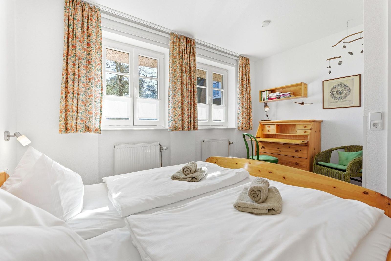 Schlafzimmer mit Doppelbett