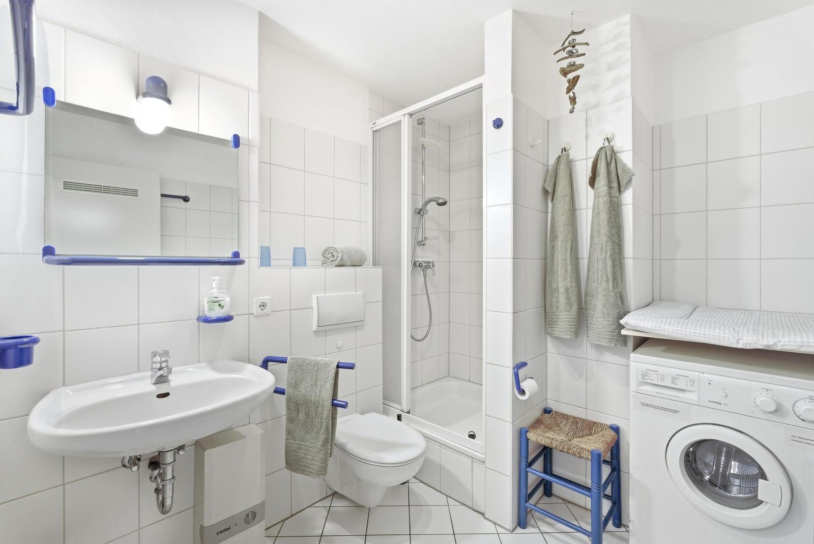 Bad mit Dusche und Waschmaschine