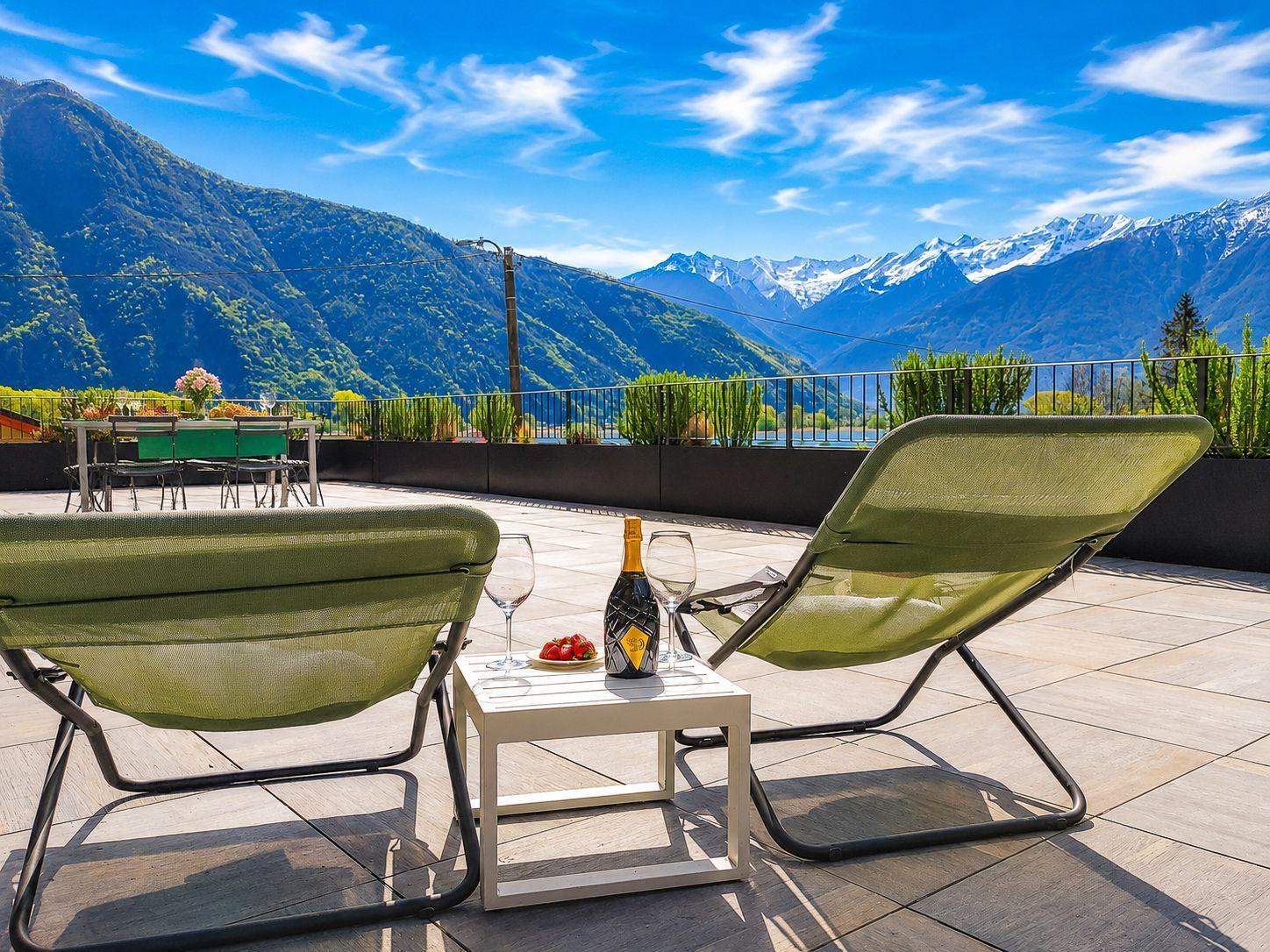 große Sonnenterrasse mit toller Aussicht auf die Bergkulisse