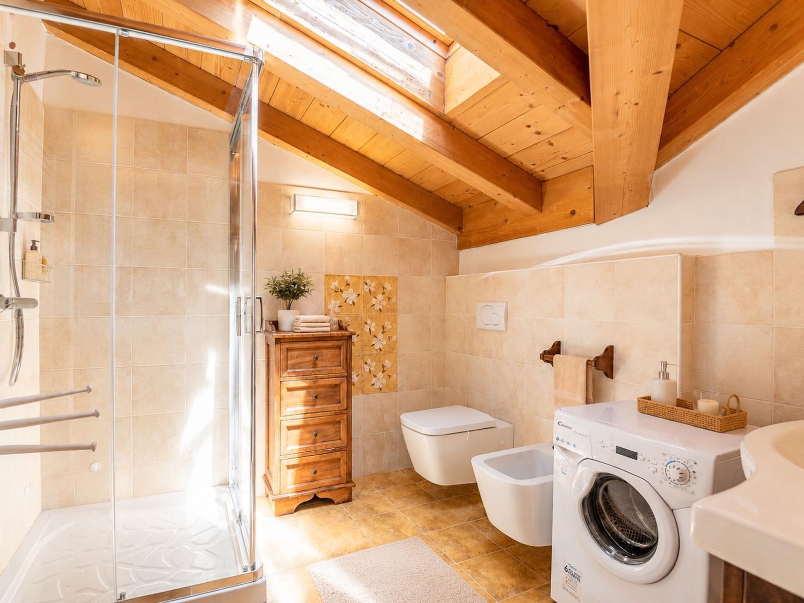 top ausgestattetes Badezimmer mit Waschmaschine