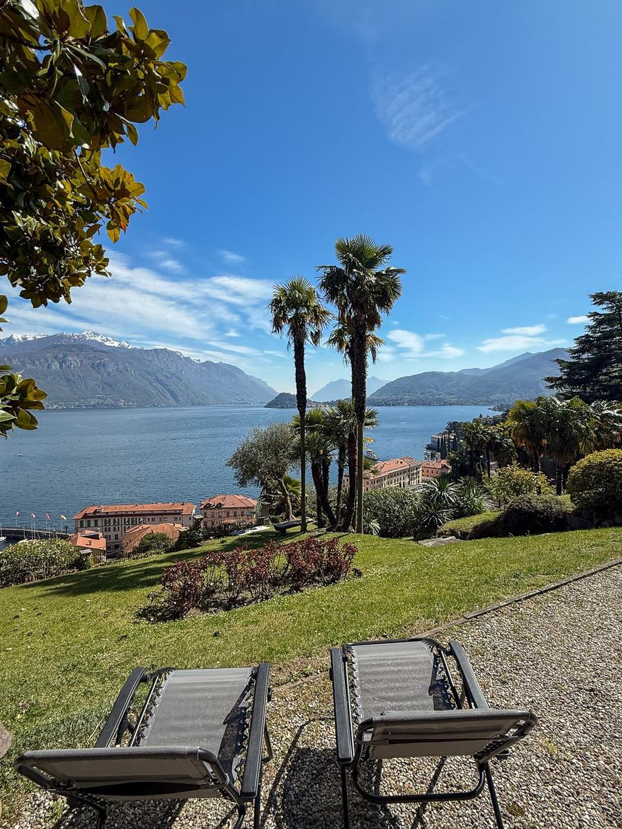 Sonnenliegen mit Aussicht auf Nachbarschaft und Landschaft