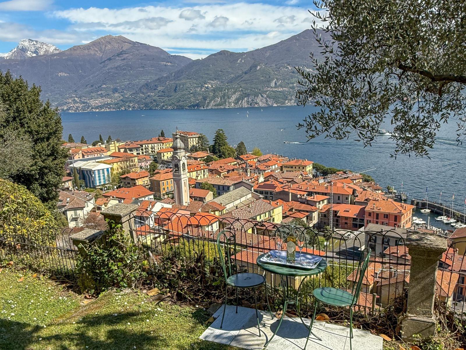 Garten mit herrlichem Ausblick auf die Nachbarschaft