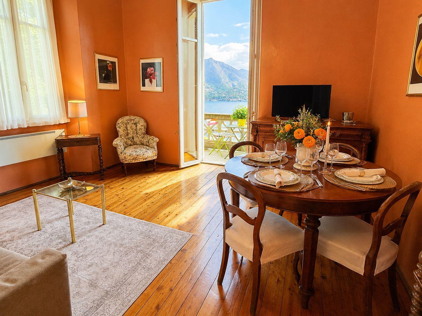 komfortables Wohnzimmer mit Fernseher