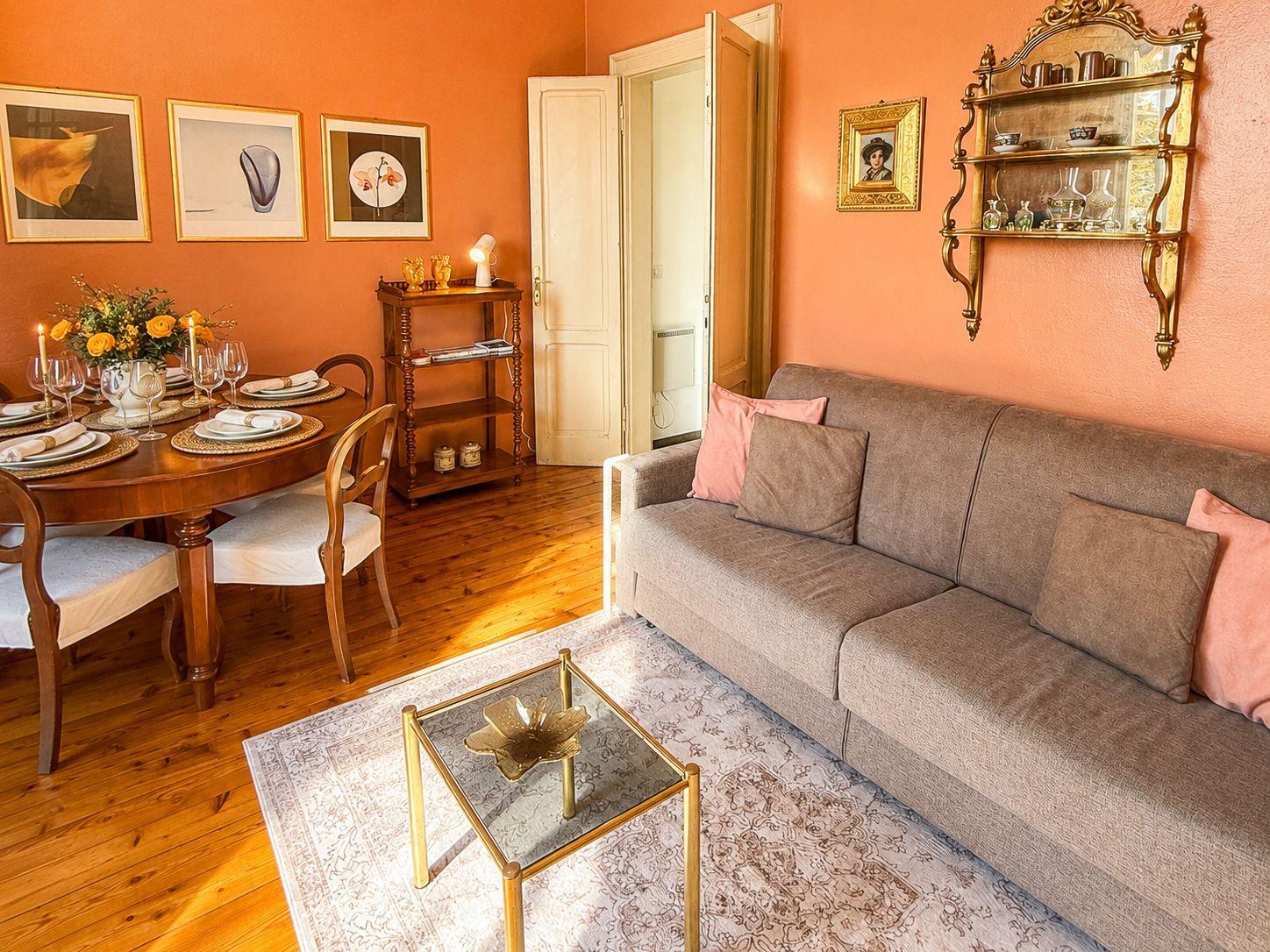 Wohnzimmer mit weichem Sofa und schöner Ausstattung