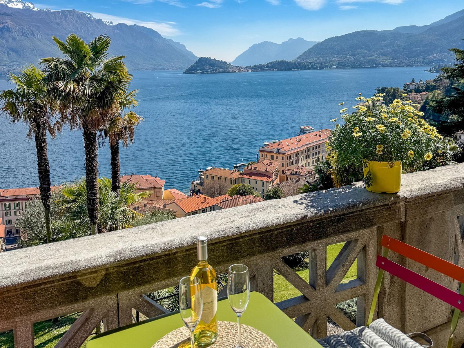 Balkon mit tollem Ausblick auf Berge, Nachbarschaft und See