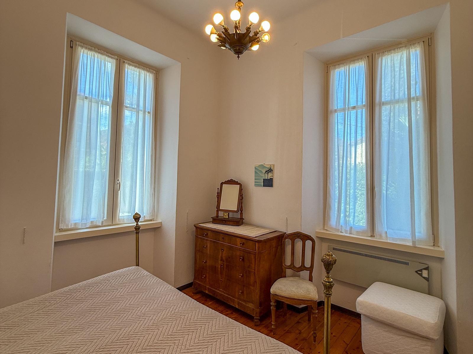 gut belichtetes Schlafzimmer mit großen Fenstern