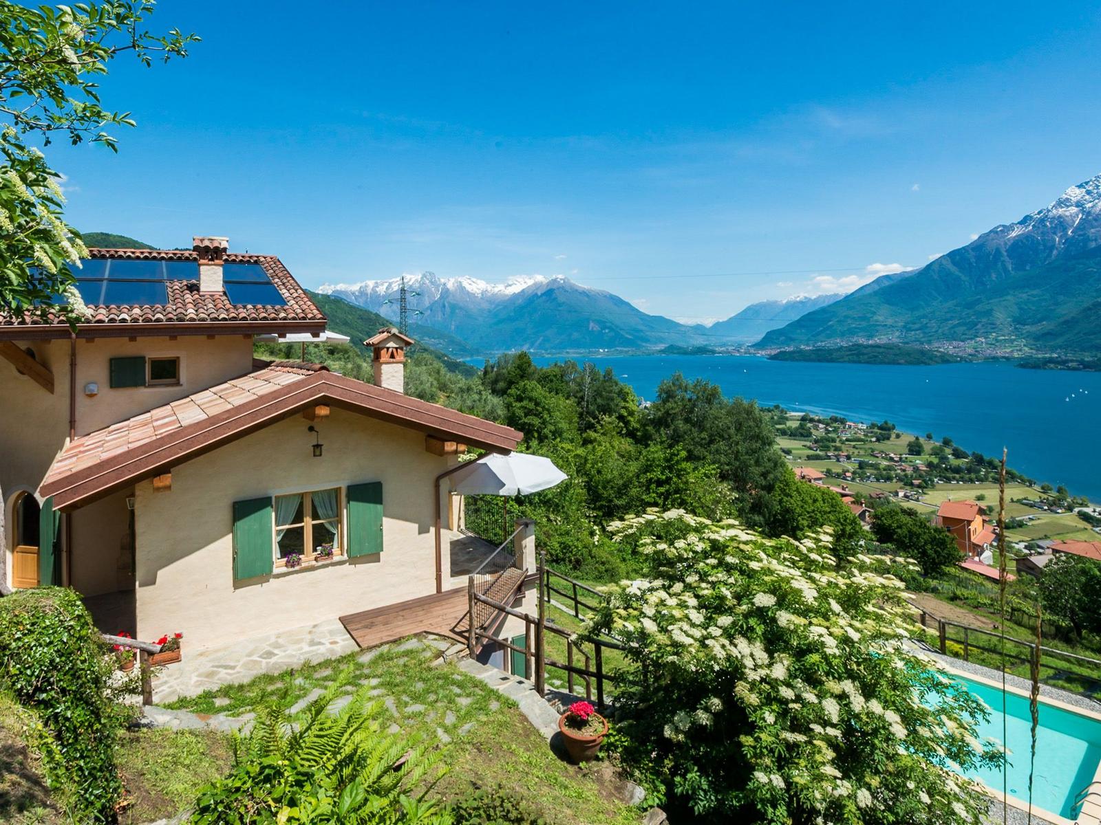 Haus mit Pool und Blick auf See und Berge