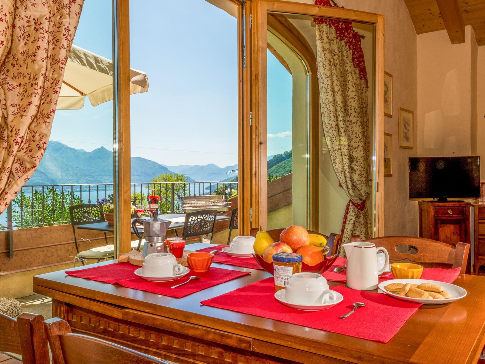 Essbereich mit direktem Zugang zur Terrasse
