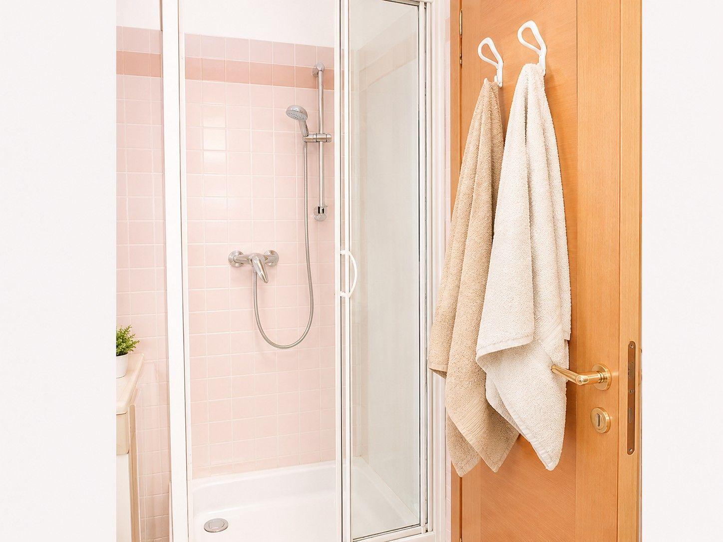 Badezimmer mit Duschkabine