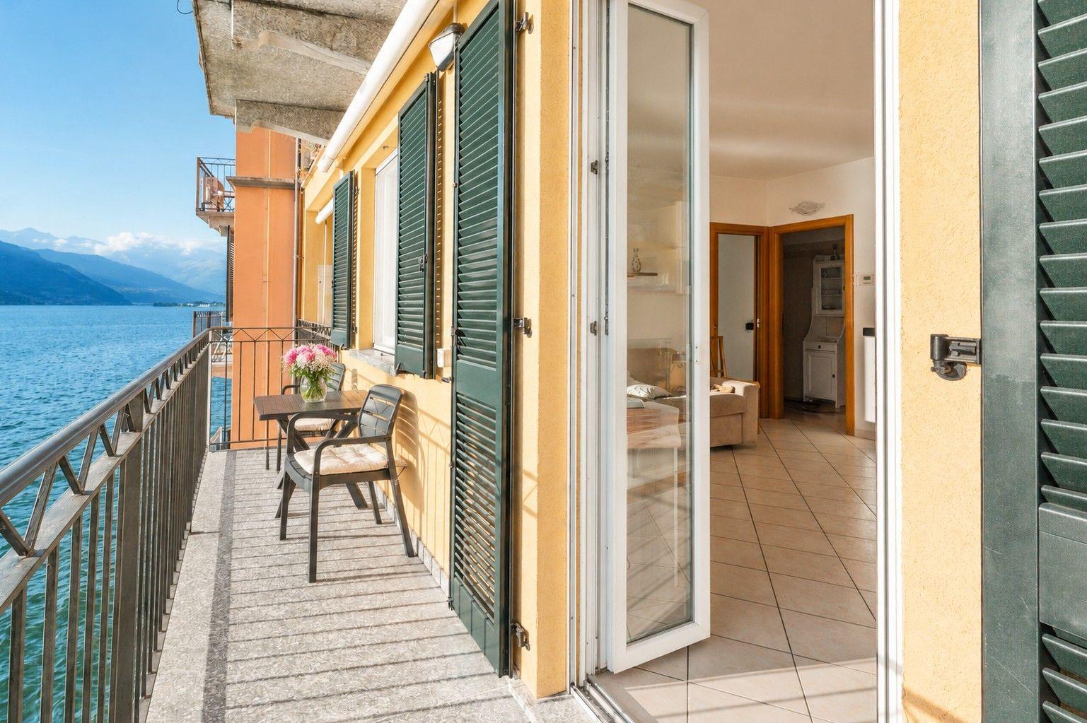 sonniger Balkon mit Sitzmöglichkeit
