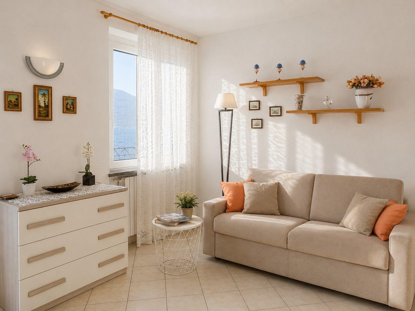 helles Wohnzimmer mit gemütlicher Couch