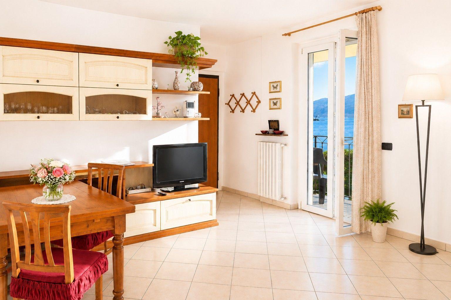 großes modernes helles Wohnzimmer mit Fernseher