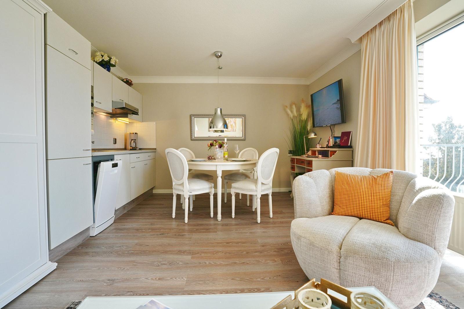 Küche, Essbereich und Wohnbereich mit Sofa, Esstisch und TV.