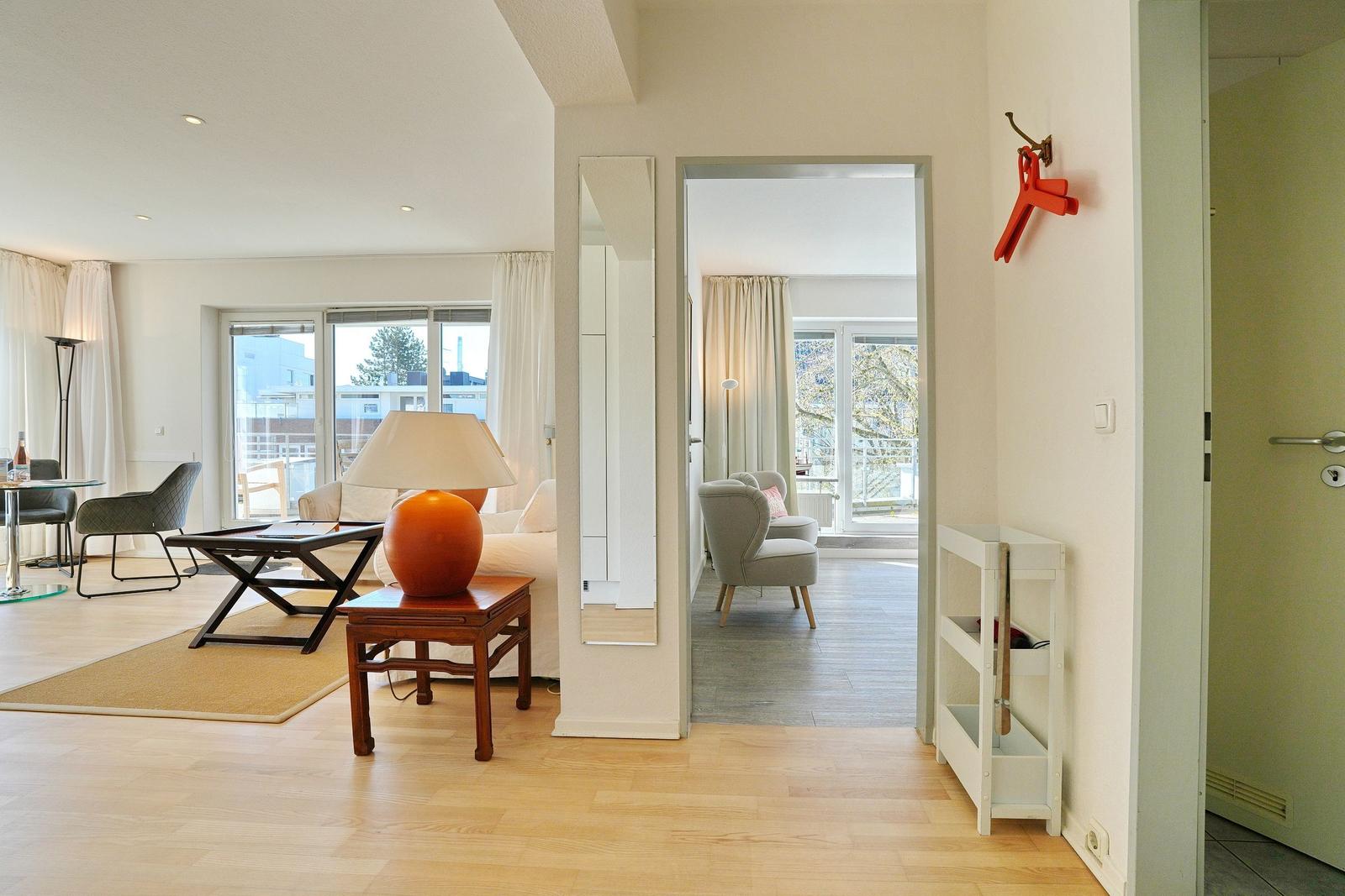 Wohnung mit Essbereich, Schlafzimmer und Blick auf Balkon.